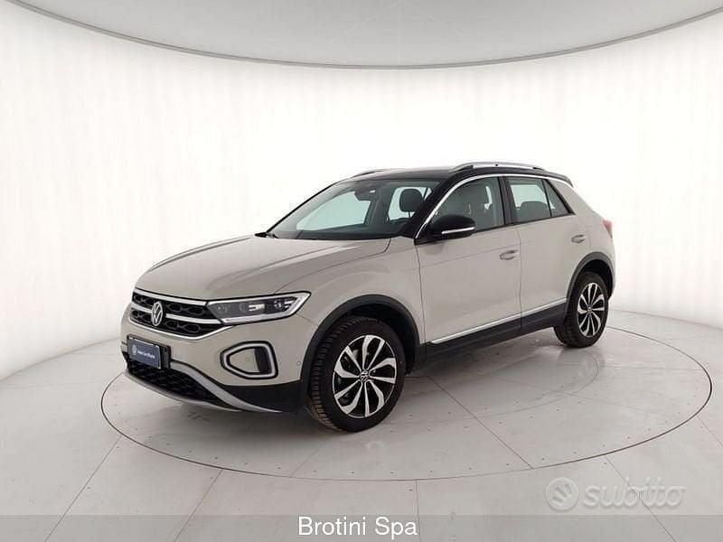 Usata VW T-Roc Style 110 CV (80 kW) 2023 Grigio metallizzato SUV