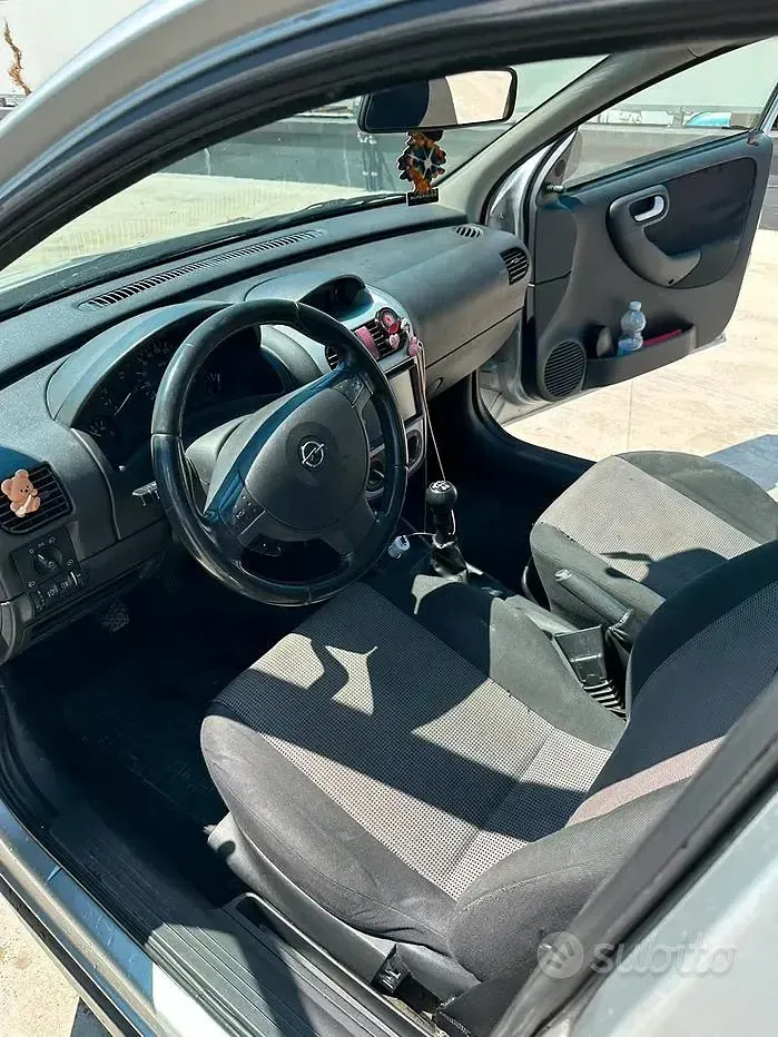 Usata Opel Corsa 69 CV (50 kW) 2005 Grigio Utilitaria