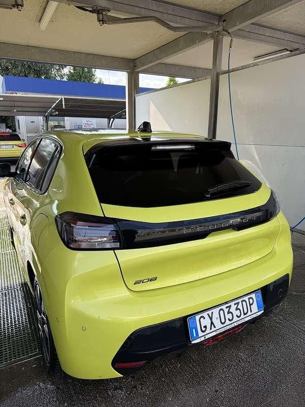 Usata 2024 Peugeot 208 Allure Due volumi | 14.200 € (Buon prezzo) - Immagine 1/4