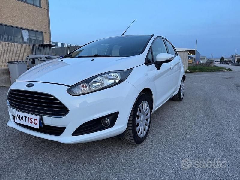 Usata Ford Fiesta Titanium 102 CV (75 kW) 2013 Bianco Utilitaria
