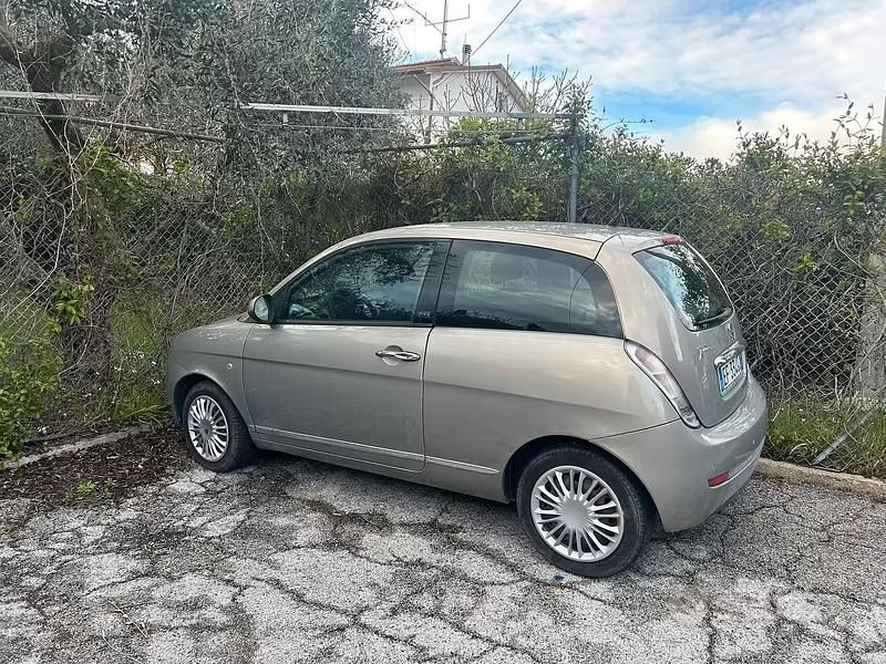 Usata Lancia Ypsilon 69 CV (50 kW) 2011 Grigio Utilitaria