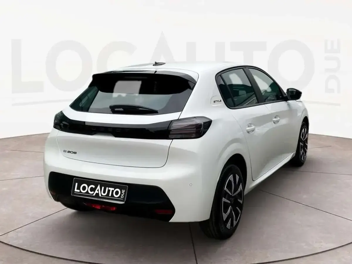 Nuova Peugeot e-208 Style 100 kW (136 CV) 2025 Bianco Utilitaria