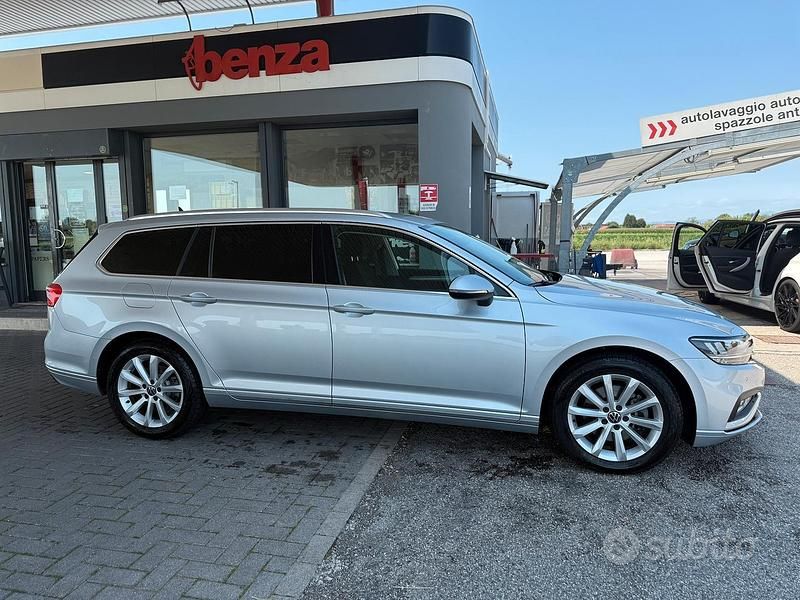 Grigio Usata 2021 VW Passat Station wagon | 12.300 € (Ottimo prezzo) - Immagine 1/4