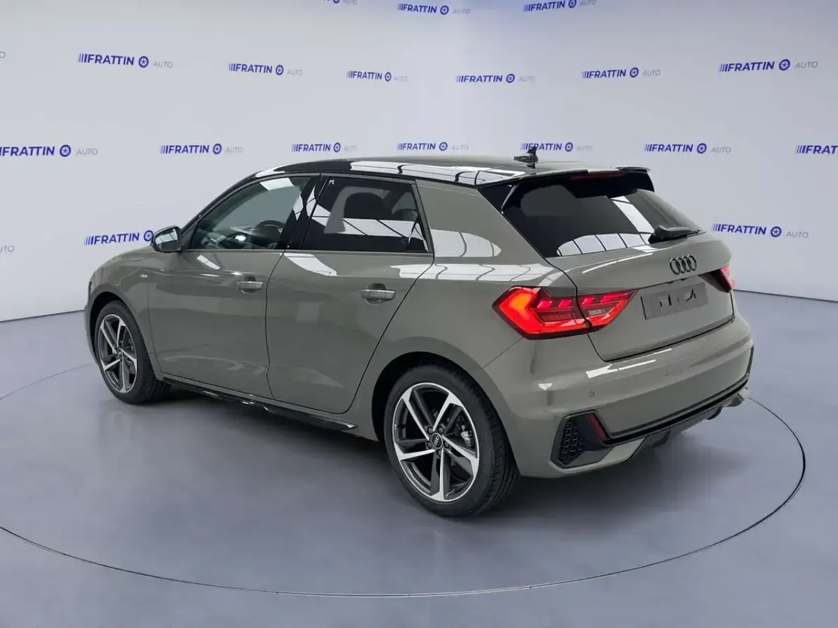 Nuova Audi A1 Ambiente 116 CV (85 kW) 2026 Grigio chronos con tetto nero SUV