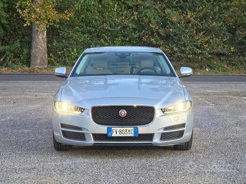 Usata Jaguar XE 180 CV (132 kW) 2019 Argento Berlina