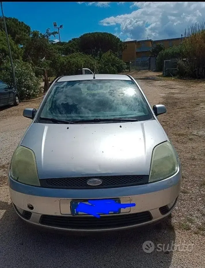 Usata Ford Fiesta 49 CV (36 kW) 2005 Grigio Utilitaria