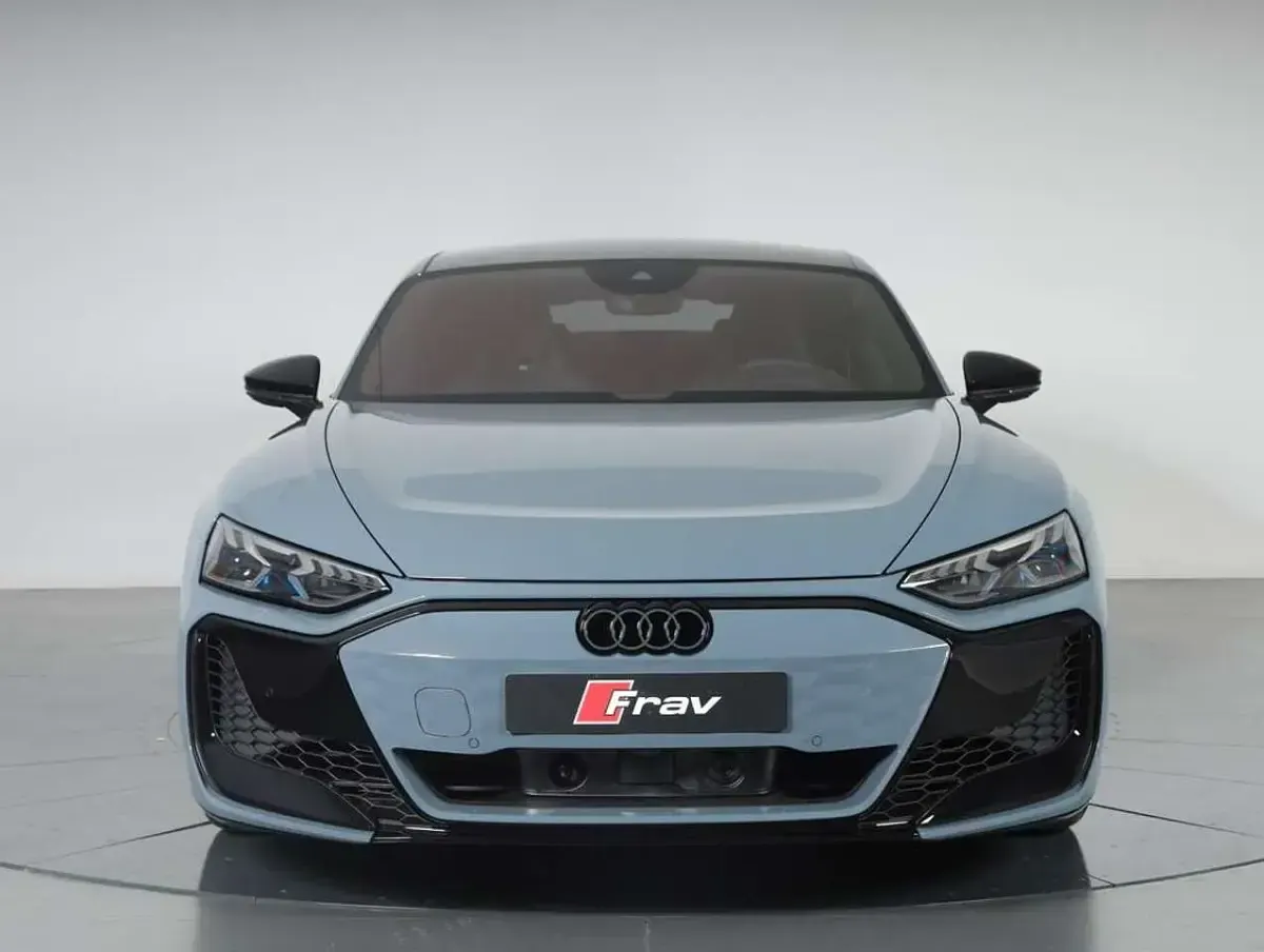 Nuova Audi e-tron GT quattro Performance 680 kW (925 CV) 2026 Grigio kemora metallizzato Berlina