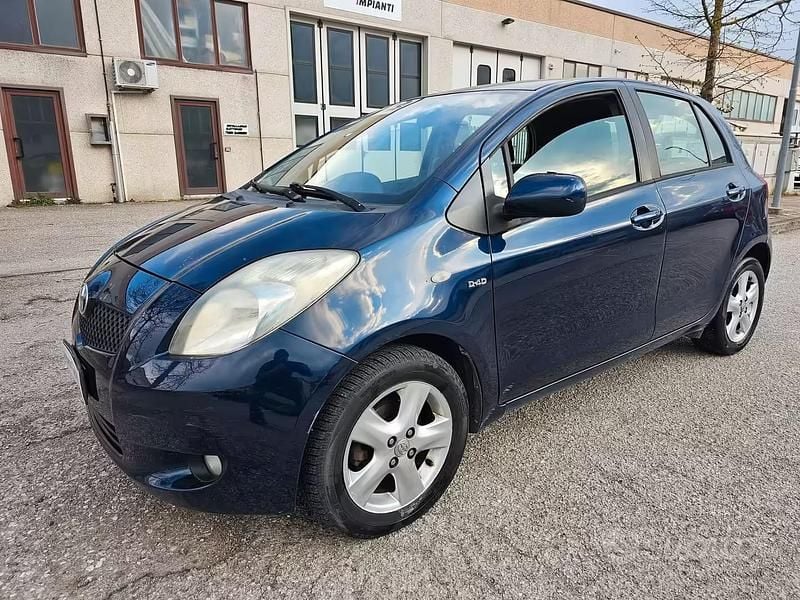 Usata Toyota Yaris Luna 90 CV (66 kW) 2006 Blu Utilitaria