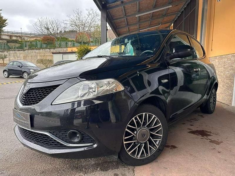 Usata Lancia Ypsilon Platinum 69 CV (50 kW) 2016 Nero Utilitaria
