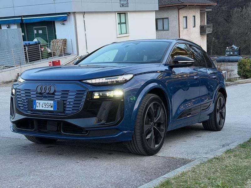 Usata Audi SQ6 e-tron Sport 119 kW (163 CV) 2025 Blu/azzurro SUV