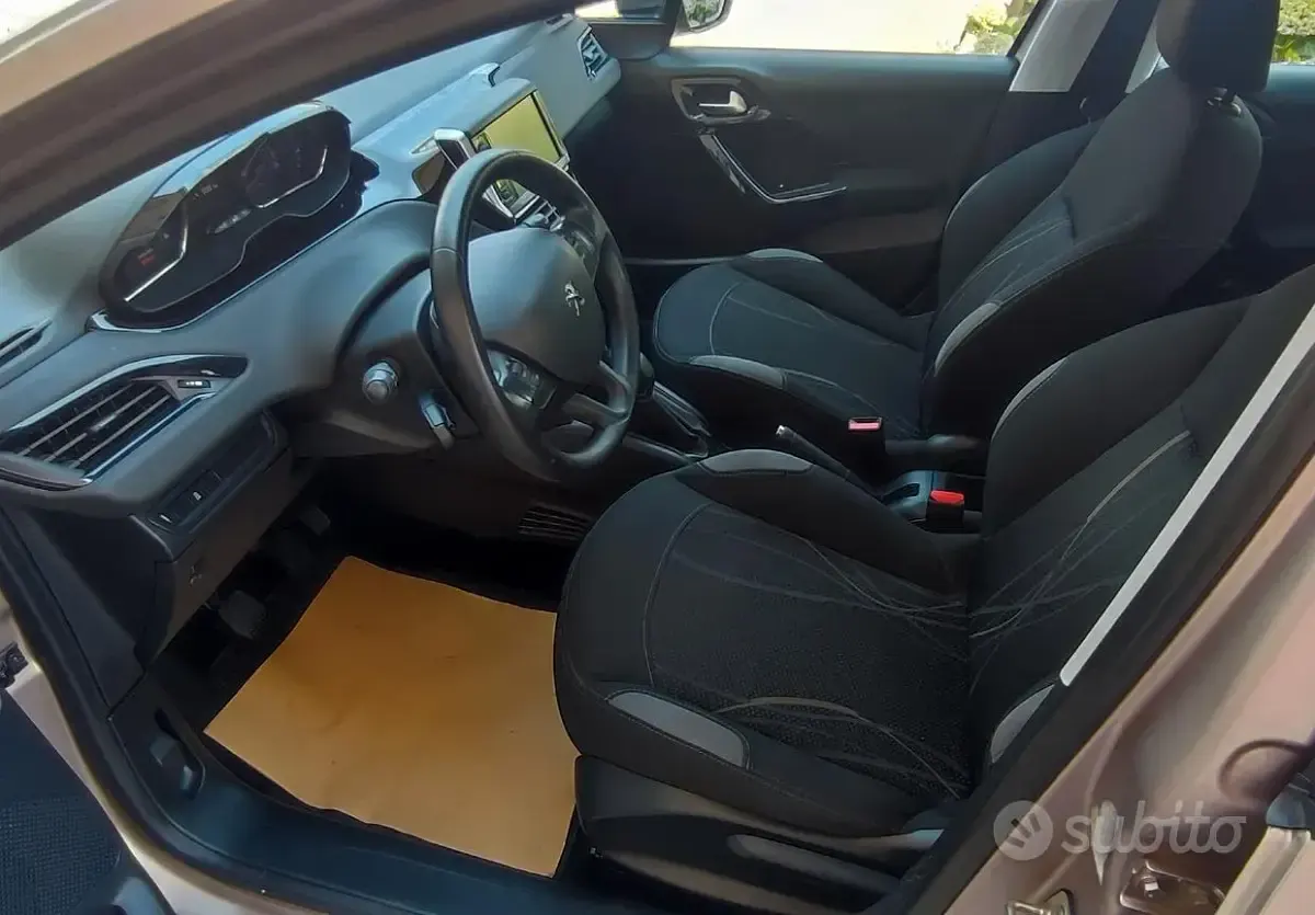 Usata Peugeot 208 68 CV (50 kW) 2013 Grigio Utilitaria