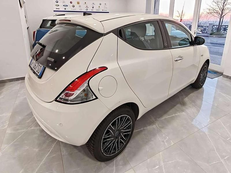 Usata Lancia Ypsilon Gold 69 CV (50 kW) 2021 Bianco Utilitaria