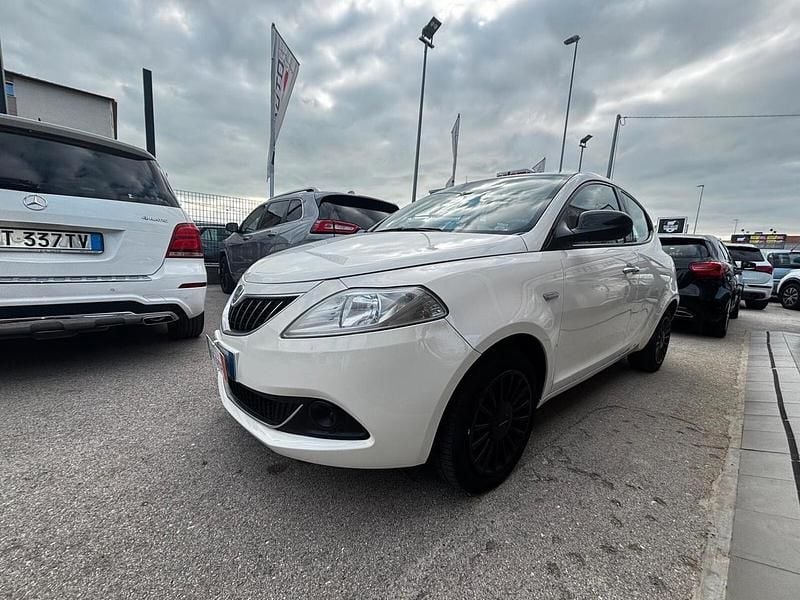 Usata Lancia Ypsilon Silver 69 CV (50 kW) 2022 Bianco Utilitaria