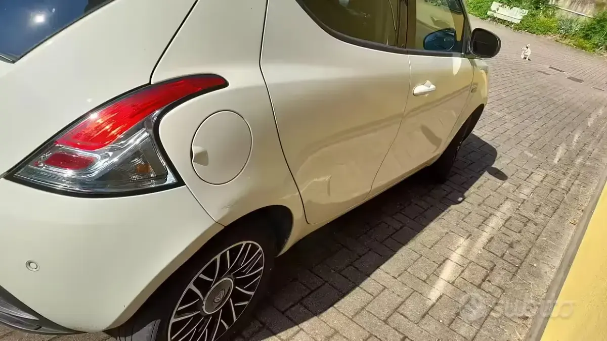 Begagnad Lancia Ypsilon 69 HK (50 kW) 2014 Vit Halvkombi