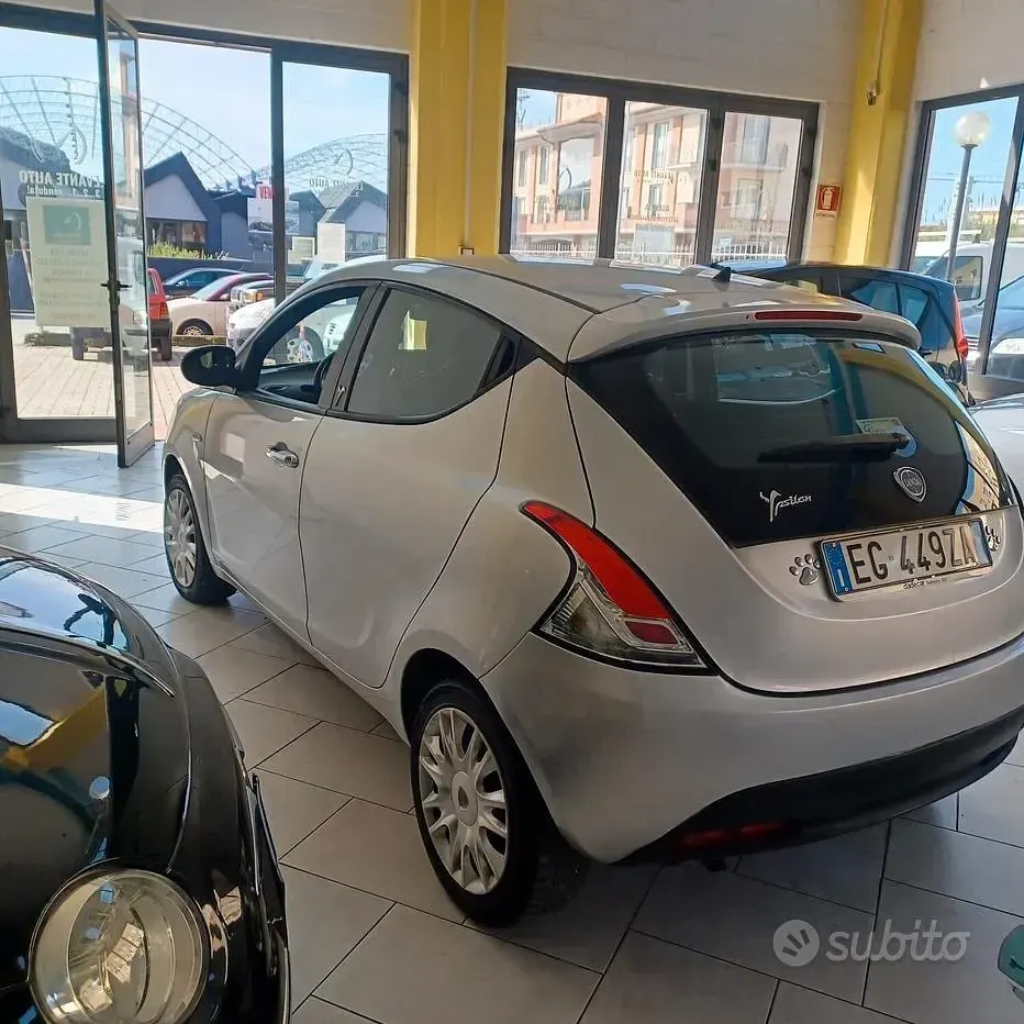 Begagnad Lancia Ypsilon 69 HK (50 kW) 2012 Grå Halvkombi