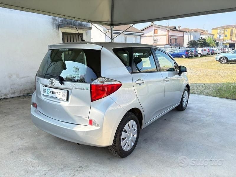 Usata Toyota Verso-S Style 99 CV (72 kW) 2012 Grigio Monovolume