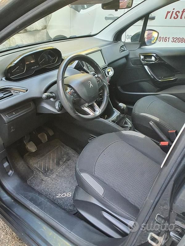 Begagnad Peugeot 208 75 HK (55 kW) 2017 Brun Halvkombi