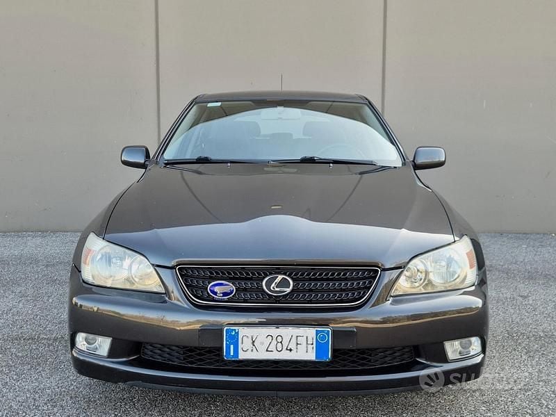 Usata Lexus IS200 155 CV (114 kW) 2003 Grigio Station wagon