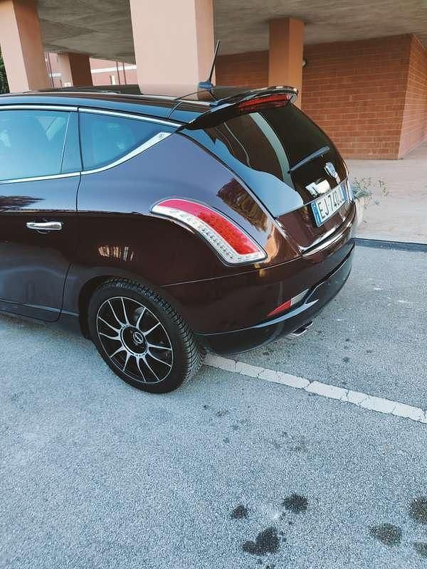 Usata Lancia Delta 189 CV (139 kW) 2011 Marrone Utilitaria