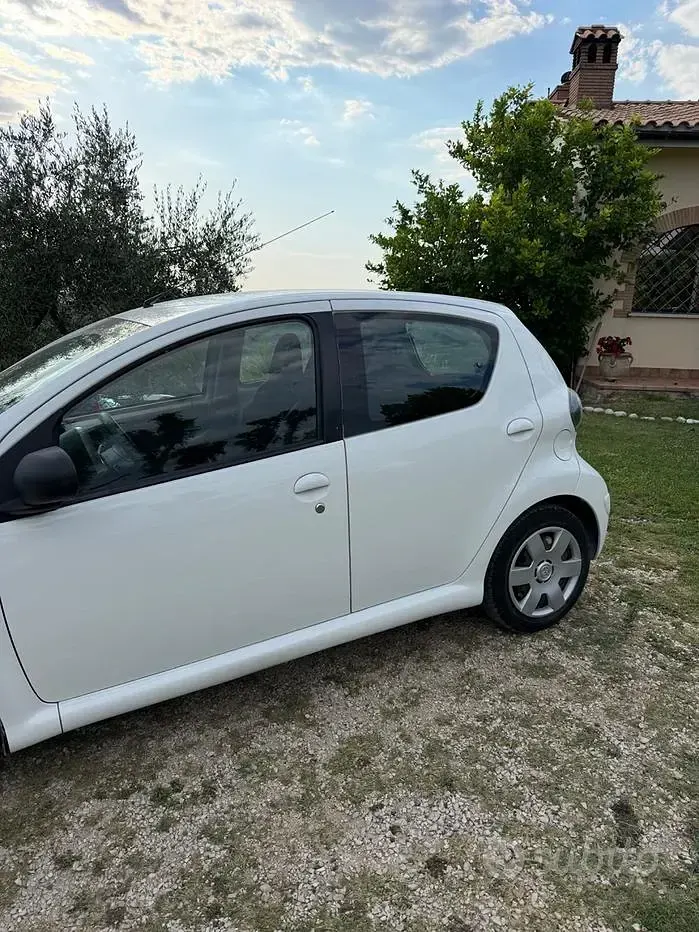 Usata Toyota Aygo Connect Style 68 CV (50 kW) 2013 Bianco Utilitaria