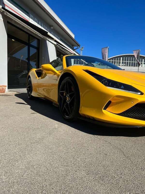 Usata Ferrari F8 721 CV (530 kW) 2022 Giallo Coupé