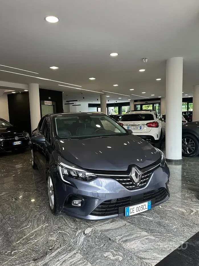 Begagnad Renault Clio V Zen 101 HK (74 kW) 2021 Grå Sedan