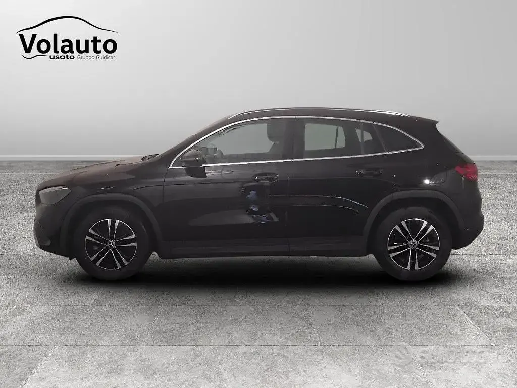 Käytetty Mercedes GLA180 Advanced 116 HP (85 kW) 2025 Musta Katumaasturi