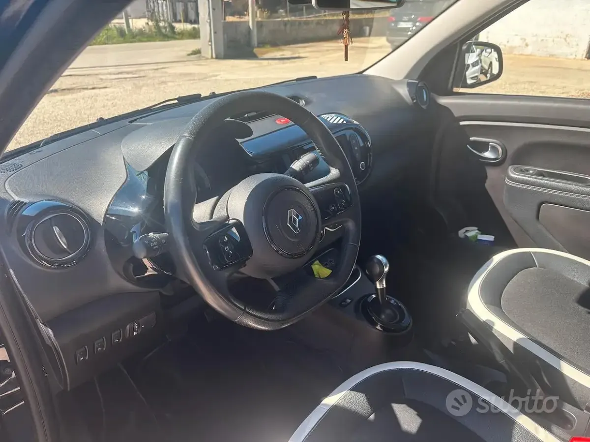 Usata Renault Twingo 30 kW (42 CV) 2022 Nero Utilitaria