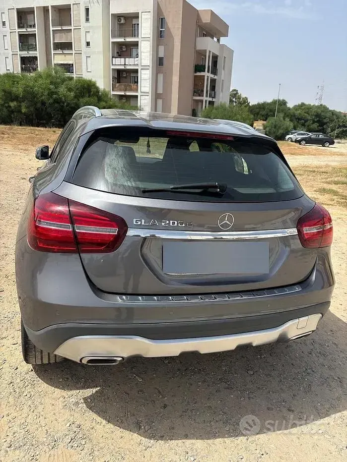 Usata Mercedes GLA200 136 CV (100 kW) 2017 Grigio SUV