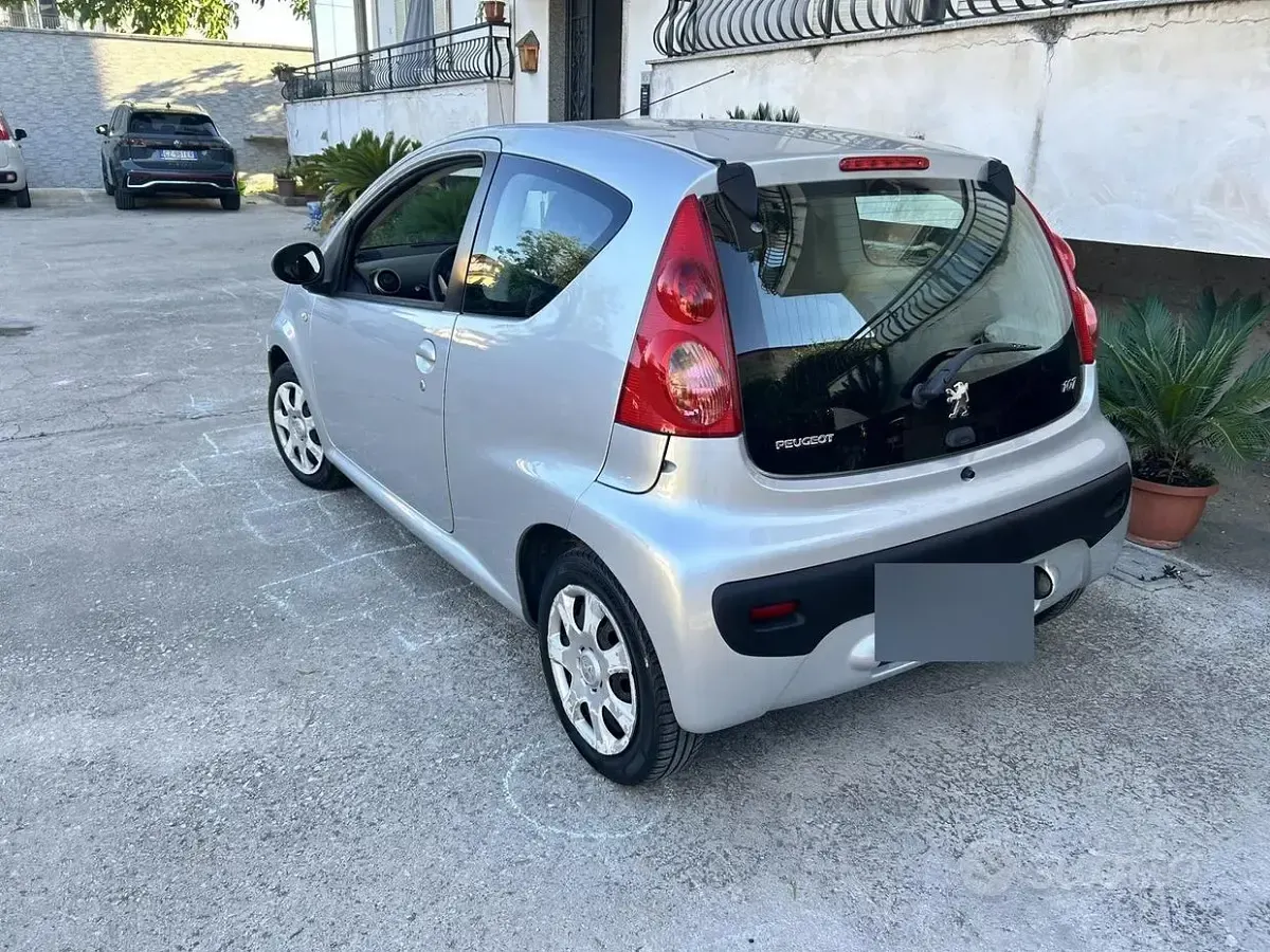 Usata Peugeot 107 68 CV (50 kW) 2010 Grigio Utilitaria