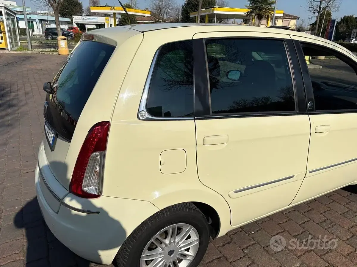 Usata Lancia Musa 77 CV (56 kW) 2010 Bianco Monovolume