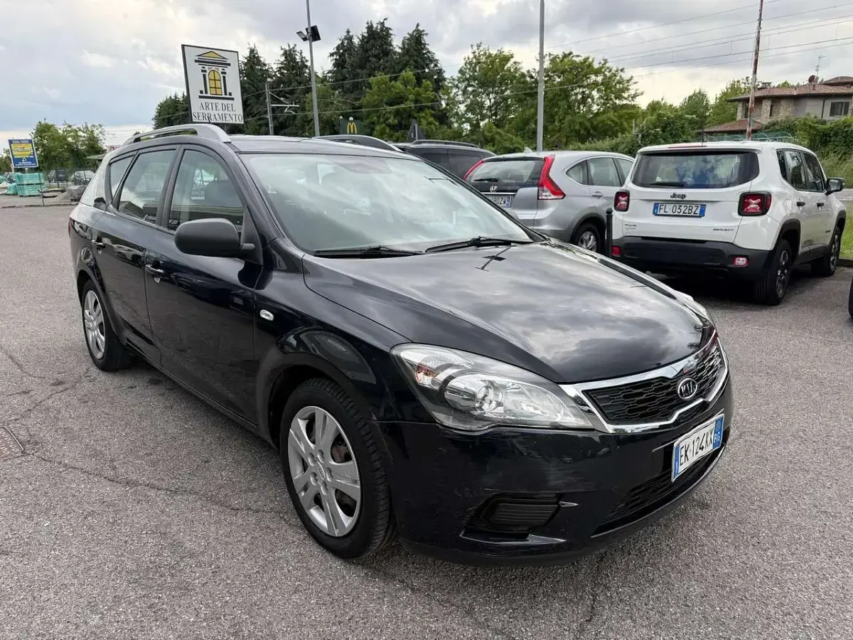 Begagnad Kia Ceed LX 90 HK (66 kW) 2011 Svart Halvkombi