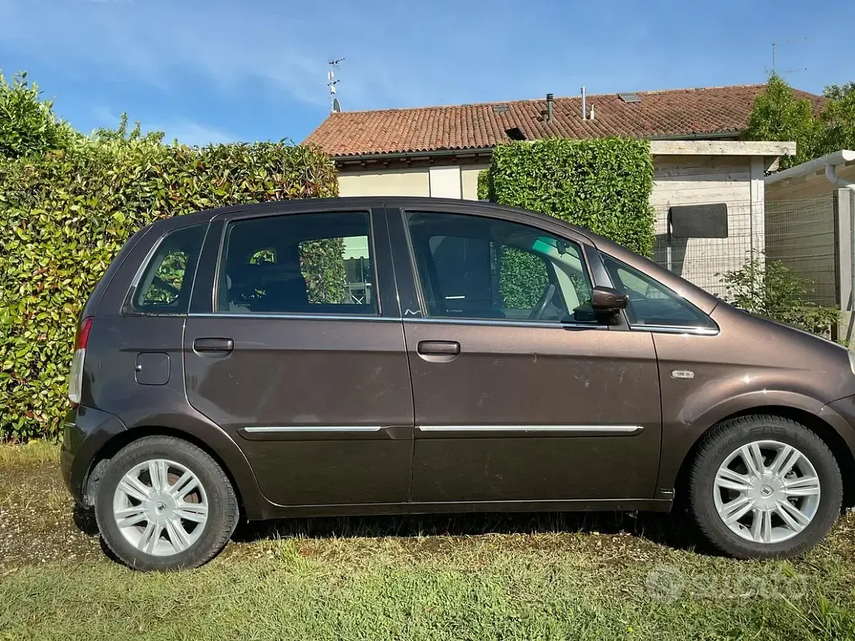 Usata Lancia Musa 95 CV (69 kW) 2008 Marrone Monovolume