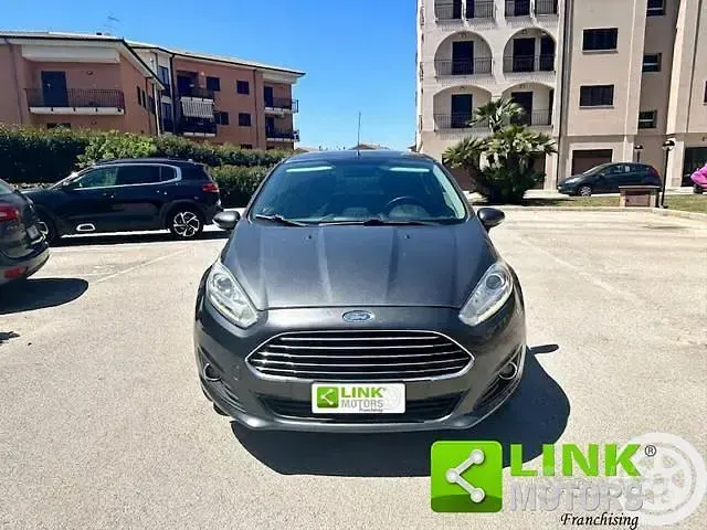 Usata Ford Fiesta Titanium 75 CV (55 kW) 2016 Grigio Utilitaria