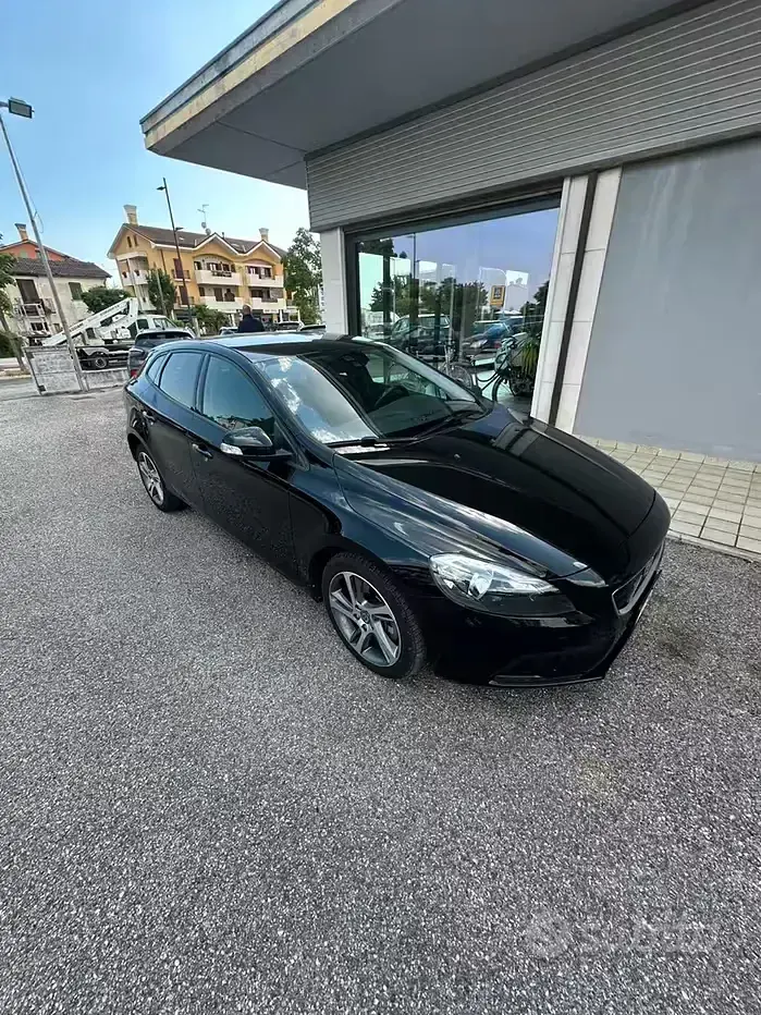 Usata Volvo V40 R-Design 120 CV (88 kW) 2016 Nero Berlina