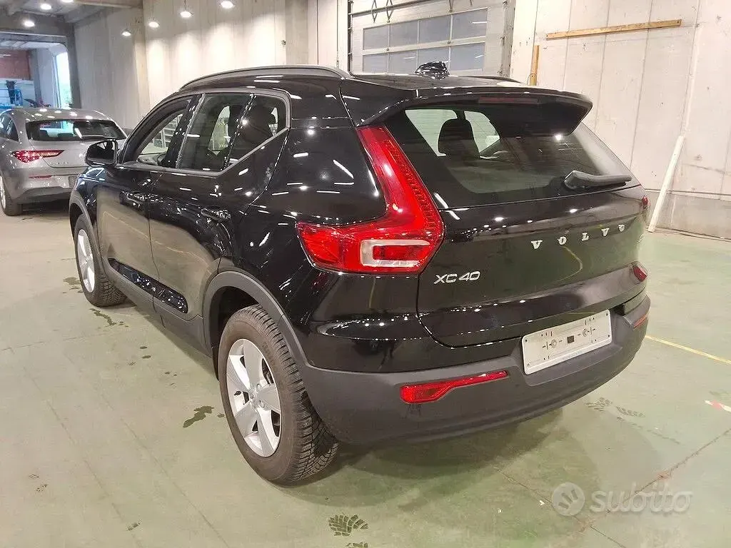 Usata Volvo XC40 Momentum 150 CV (110 kW) 2021 Nero SUV