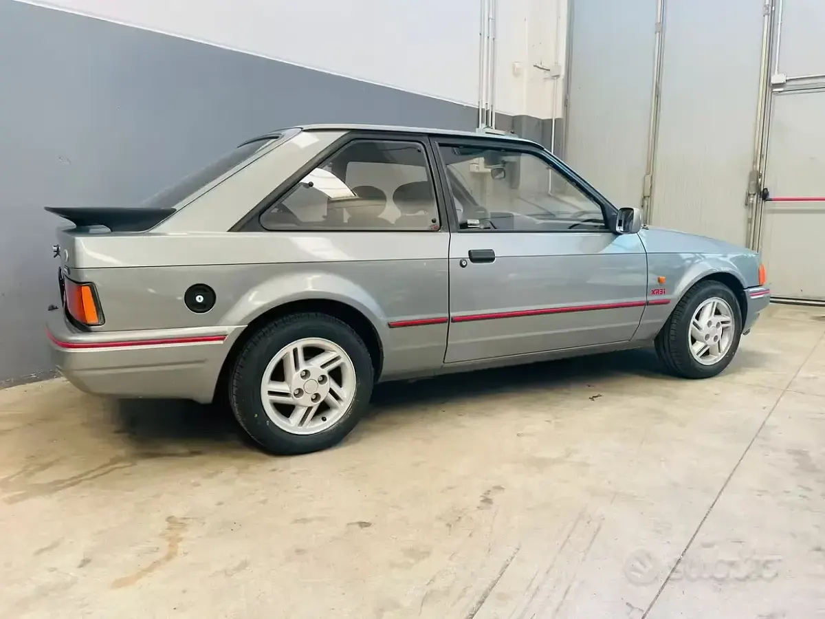 Usata Ford Escort 110 CV (80 kW) 1986 Grigio Coupé