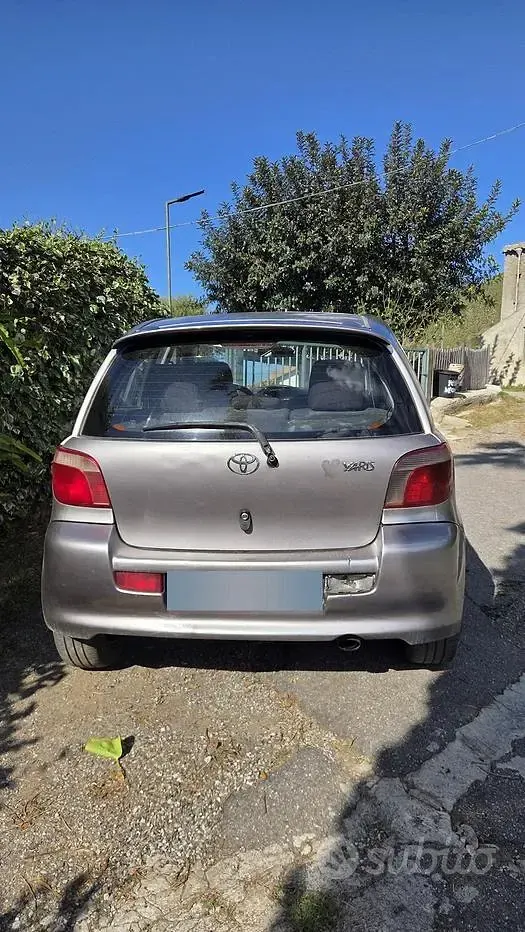 Usata Toyota Yaris 106 CV (77 kW) 2002 Grigio Berlina