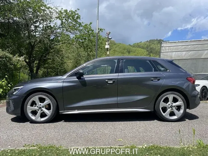 Begagnad Audi A3 Sportback S-Line 150 HK (110 kW) 2024 Grå Halvkombi