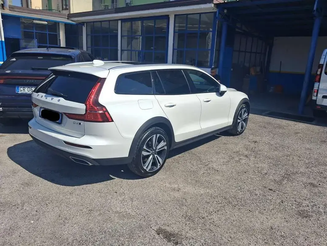 Usata Volvo V60 CC Pro 200 CV (147 kW) 2020 Bianco Station wagon
