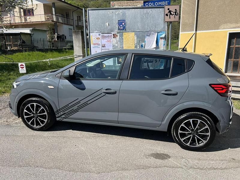 Usata Dacia Sandero 101 CV (74 kW) 2023 Grigio Berlina