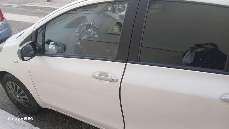 Usata Toyota Yaris 69 CV (50 kW) 2011 Bianco Berlina