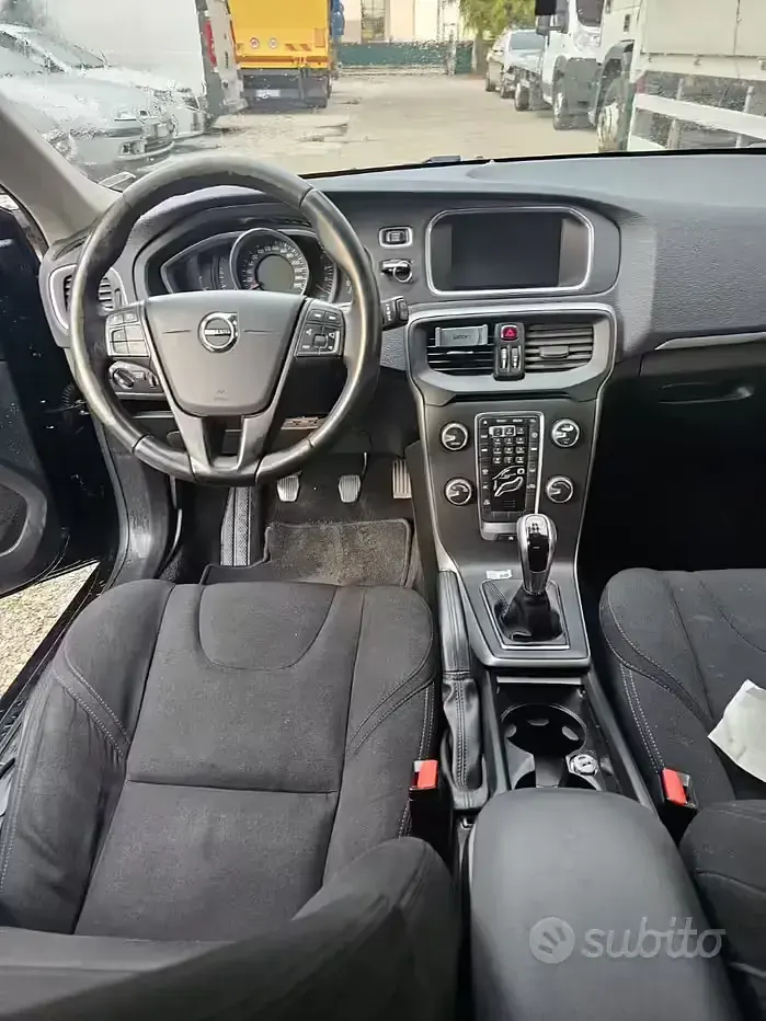 Usado Volvo V40 120 CV (88 kW) 2017 Negro Berlina