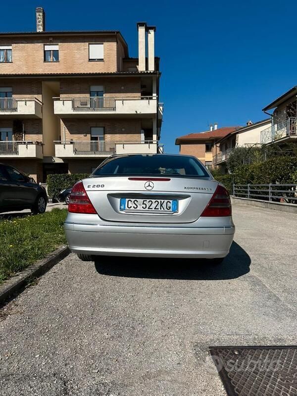 Grigio Usata 2005 Mercedes E200 Tre volumi | 10.000 € - Immagine 1/4