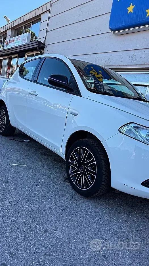 Usata Lancia Ypsilon 80 CV (58 kW) 2014 Bianco Utilitaria