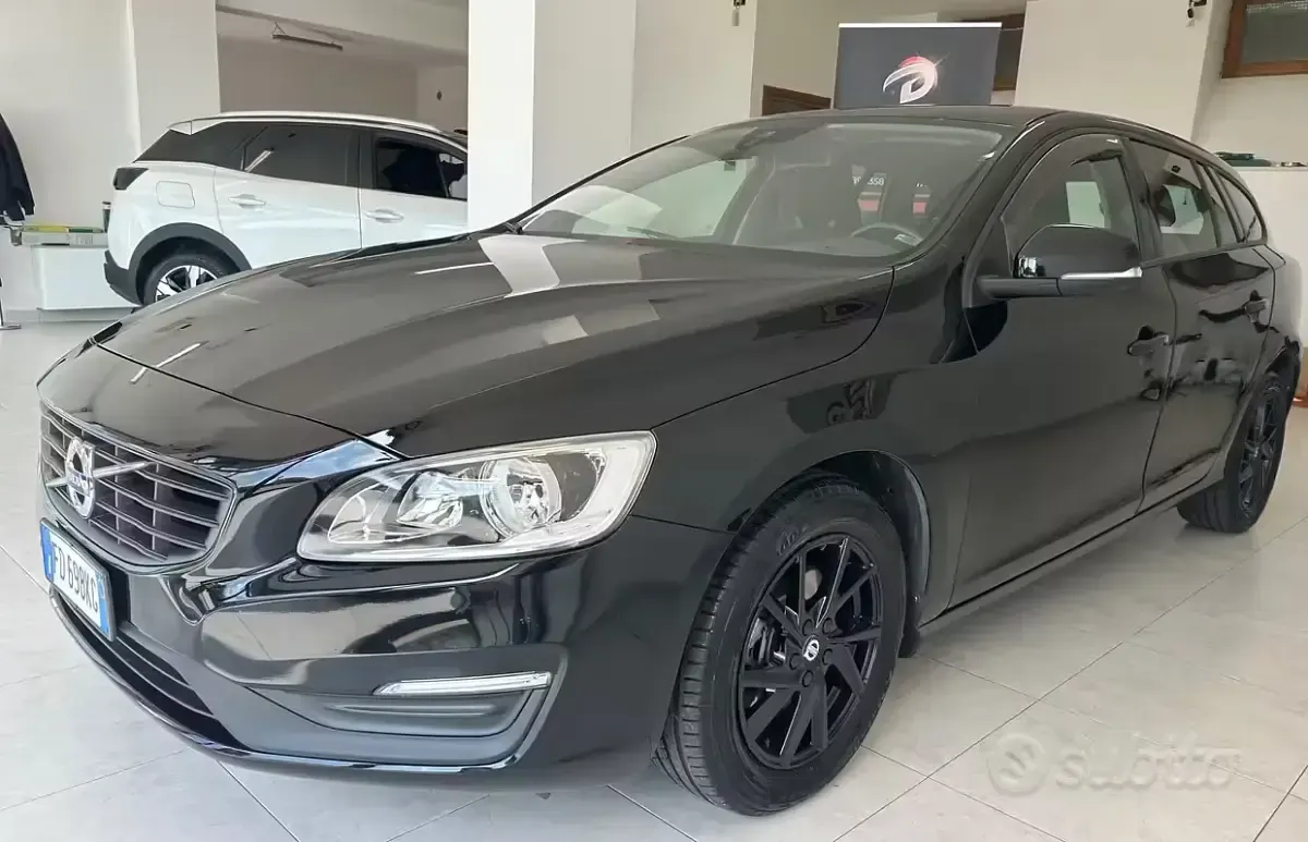 Usata Volvo V60 120 CV (88 kW) 2016 Nero Station wagon