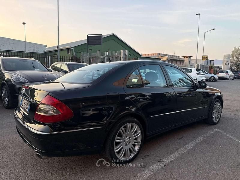 Usata Mercedes E320 Avantgarde 224 CV (164 kW) 2007 Nero Berlina