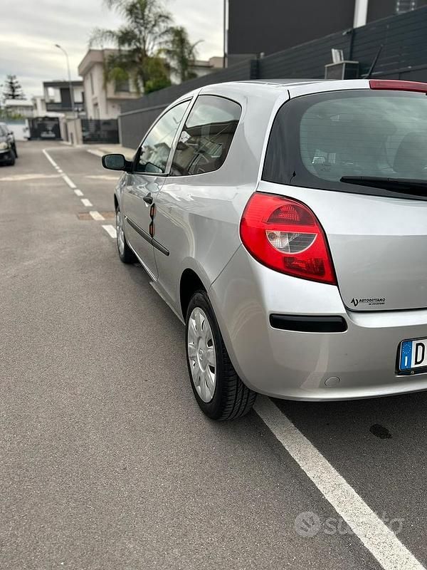 Usata Renault Clio II 60 CV (44 kW) 2007 Grigio Berlina