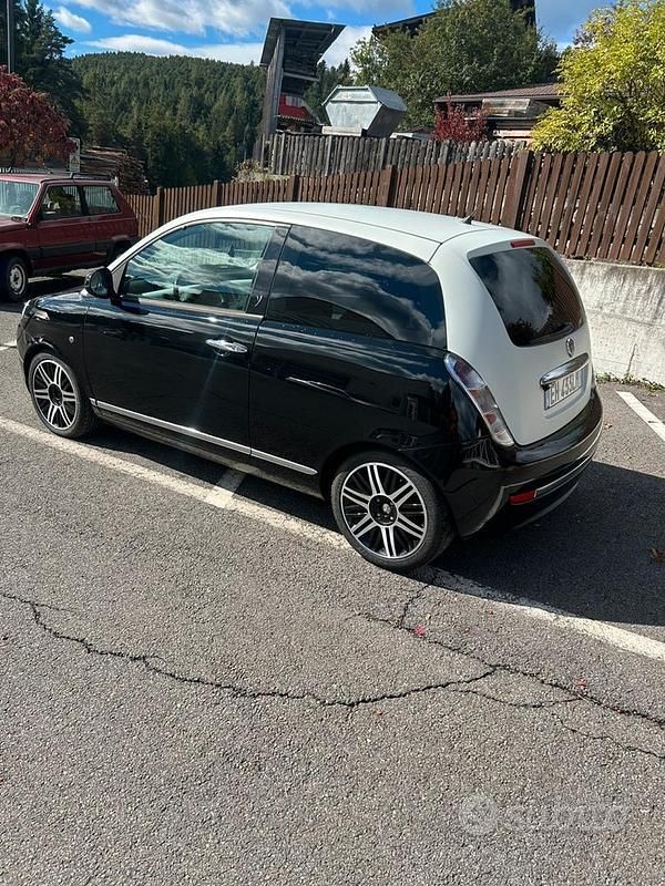 Nero Usata 2011 Lancia Ypsilon Due volumi | 6900 € (Molto cara) - Immagine 1/4
