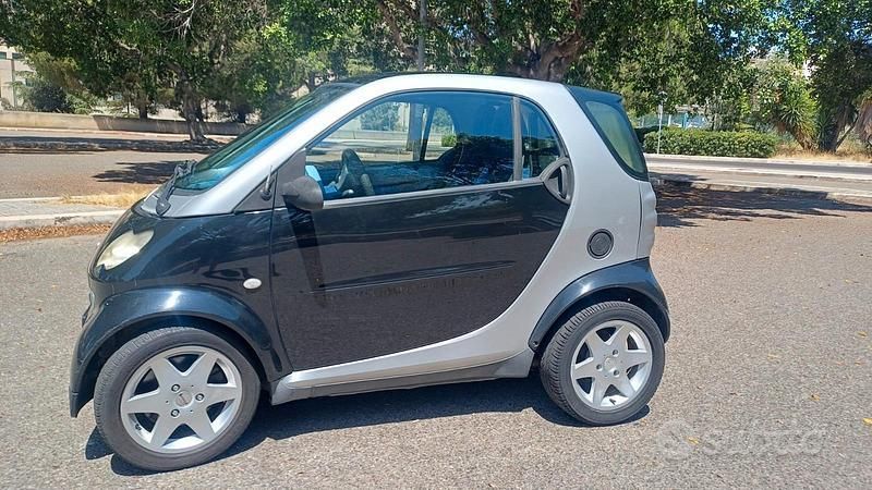 Usata 2004 Smart ForTwo Coupé Utilitaria | 2500 € (Buon prezzo) - Immagine 1/4